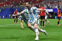 HLV Thụy Sĩ phản ứng về nghi ngờ FIFA ưu ái Messi và Argentina