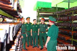 Chỉ huy trưởng Bộ CHQS tỉnh kiểm tra Ban Chỉ huy Ph&ograve;ng thủ khu vực 1 - Triệu Sơn