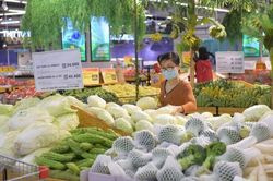 Giá xăng dầu đã giảm gần 40% từ đỉnh, người dân 'mòn mỏi' chờ một đợt giảm giá hàng hóa