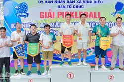Nhiều vận động viên tham gia giải peckleball do xã Vĩnh Điều tổ chức