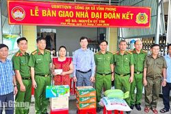 Công an xã Vĩnh Phong hỗ trợ xây nhà Đại đoàn kết cho hộ nghèo
