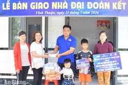 Trao nh&agrave; Đại đo&agrave;n kết cho hộ bị hỏa hoạn ở x&atilde; Vĩnh Thuận