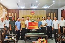 Đo&agrave;n c&ocirc;ng t&aacute;c tỉnh Bắc Ninh trao tặng 500 triệu đồng ủng hộ Quỹ Đền ơn đ&aacute;p nghĩa tỉnh Điện Bi&ecirc;n