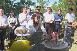 Đo&agrave;n c&ocirc;ng t&aacute;c tỉnh Điện Bi&ecirc;n d&acirc;ng hương tri &acirc;n đại tướng V&otilde; Nguy&ecirc;n Gi&aacute;p