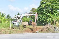 Người dân tự ý đào lấy đất trong phạm vi mặt bằng đường tỉnh 878 đang thi công