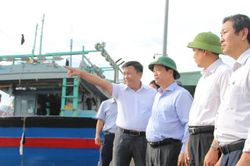 Phó Chủ tịch Thường trực UBND tỉnh Nguyễn Tuấn Thanh kiểm tra hiện trường vụ cháy 8 tàu cá tại Tam Quan