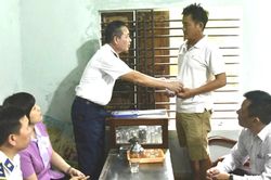 Hải đoàn 21 trao quà hỗ trợ ngư dân bị thiệt hại do hỏa hoạn