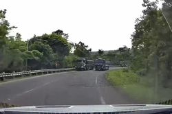 Lấn l&agrave;n vượt ẩu tr&ecirc;n đ&egrave;o Chư S&ecirc;, t&agrave;i xế bị phạt 5 triệu đồng