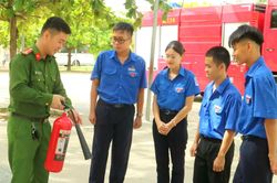 Gần 150 thanh thiếu niên tìm hiểu kiến thức an toàn giao thông và phòng cháy, chữa cháy