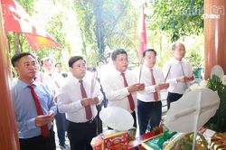 Bí thư Tỉnh ủy Trần Phong và đoàn công tác tỉnh Khánh Hòa dâng hoa, dâng hương tại Đền tưởng niệm các anh hùng liệt sĩ đường 20 - Quyết Thắng