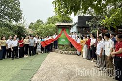 Gắn biển mô hình điểm Nông dân làm du lịch văn hóa bản địa gắn với nông nghiệp sinh thái