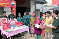 Tuyên truyền Chiến dịch 500 ngày đêm tại chợ phiên Hùng Lợi