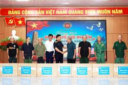 Cục Hải quan Việt Nam tặng quà gia đình chính sách tại xã Thanh Thủy