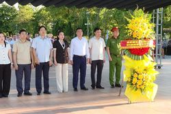 Đo&agrave;n c&ocirc;ng t&aacute;c của tỉnh d&acirc;ng hương tại Th&agrave;nh cổ Quảng Trị