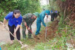 Trung đoàn 750 giúp người dân Thượng Quan đưa nước sạch về bản