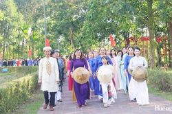 Tôn vinh áo dài trong không gian di sản làng cổ Phước Tích