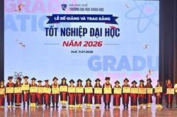Trao bằng tốt nghiệp cho hơn 590 tân cử nhân, kỹ sư, kiến trúc sư