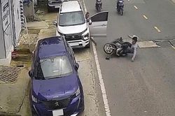 Tài xế mở cửa ô tô bất cẩn hất văng người đi xe máy