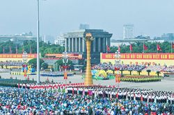 Con người - trung tâm của quỹ đạo phát triển
