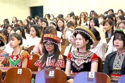Giảng viên trước áp lực buộc phải nâng chuẩn