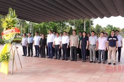 Đo&agrave;n đại biểu tỉnh d&acirc;ng hương tri &acirc;n tại Di t&iacute;ch lịch sử quốc gia đặc biệt Th&agrave;nh cổ Quảng Trị