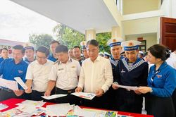 Bí thư Tỉnh ủy Phan Thăng An dự chương trình 'Chiếu trúc biên cương - Gửi yêu thương tới hải đảo'