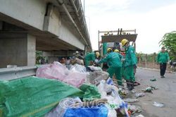 Ra quân dọn dẹp dứt điểm bãi rác tự phát dưới chân cầu Tôn Đức Thắng