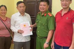 Nhặt được một thứ nhiều người ao ước giữa đống sắt vụn, người đàn ông lập tức mang đến công an