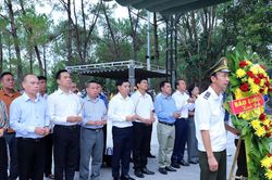 Hành trình về nguồn tại miền Trung tri ân các anh hùng liệt sĩ