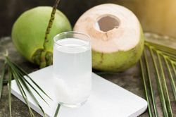 4 sai lầm khi uống nước dừa có thể ảnh hưởng đến sức khỏe, nhiều người vẫn mắc