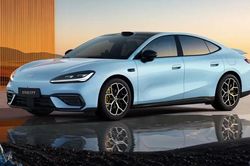 Geely trình làng Galaxy TT, chạy tối đa 725 km mỗi lần sạc