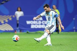 Cựu sao Argentina: 'Không thể yêu cầu Messi bỏ đá phạt đền'