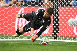 Thủ môn Thụy Sỹ tiết lộ bí kíp, báo Argentina lo cho Messi