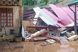 Mưa lũ làm sập khu nhà bán trú trường học ở Sơn La