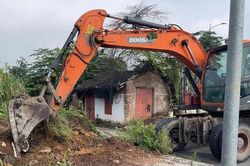 Xã Bát Tràng ra quân giải tỏa vi phạm trật tự đô thị, trật tự xây dựng và vệ sinh môi trường