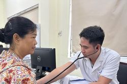 Phường Dương Nội: Gần 200 lượt người đến khám trong ngày đầu chương trình khám sức khỏe miễn phí