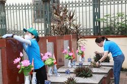 Phường Dương Nội: Ra quân chăm sóc, dọn dẹp vệ sinh khuôn viên nghĩa trang liệt sĩ