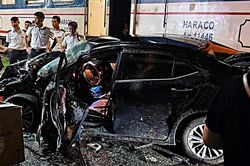 Hà Nội: Tàu hỏa đâm ô tô biến dạng, tài xế may mắn thoát nạn