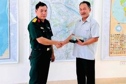 Thiếu tá quân đội trao trả hơn 200 triệu đồng nhặt được trên đường