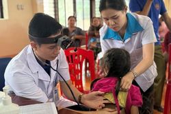 Bệnh viện Nhi Thanh Hóa khám bệnh, cấp phát thuốc miễn phí cho trẻ em tỉnh Hủa Phăn