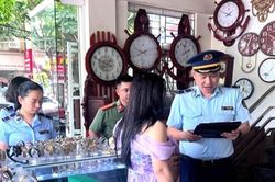 Gần 200 đồng hồ nghi giả mạo thương hiệu nổi tiếng bày bán công khai