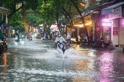 Miền Bắc liên tục mưa lớn cả tuần qua, thiệt hại vẫn còn tiếp diễn