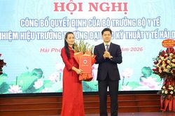 Thứ trưởng Thường trực Vũ Mạnh H&agrave; trao quyết định bổ nhiệm Hiệu trưởng Trường Đại học Kỹ thuật Y tế Hải Dương