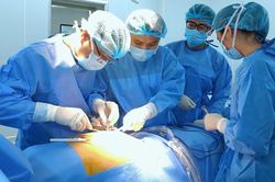 Cụ ông suýt mất mạng vì vô tình nuốt phải hạt mít