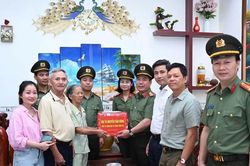 Hành trình tri ân đậm nghĩa tình trên 'đất lửa' Quảng Trị