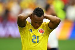 Cầu thủ Colombia không về nước vì bị dọa giết