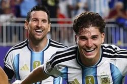 Nụ cười của Messi khi đàn em lập siêu phẩm
