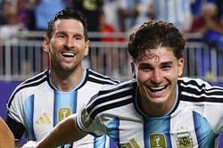 Nụ cười của Messi khi đàn em lập siêu phẩm