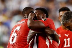 Henry: 'Bênh Embolo thì nghỉ xem bóng đá'