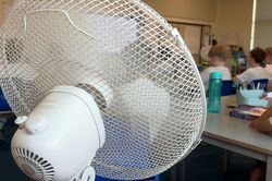 Trẻ ngất xỉu vì đi học trong thời tiết 40 độ C